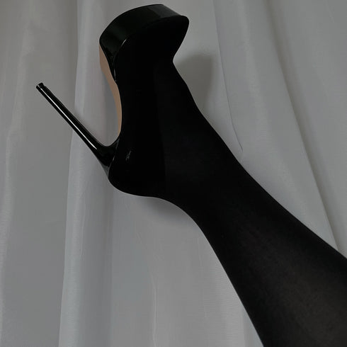 PLATEAU-STIEFEL MIT ELASTISCHEM ABSATZ UND OVERKNEE-STIEFEL MIT HOHEM STILETTO UND LANGEM SCHAFT