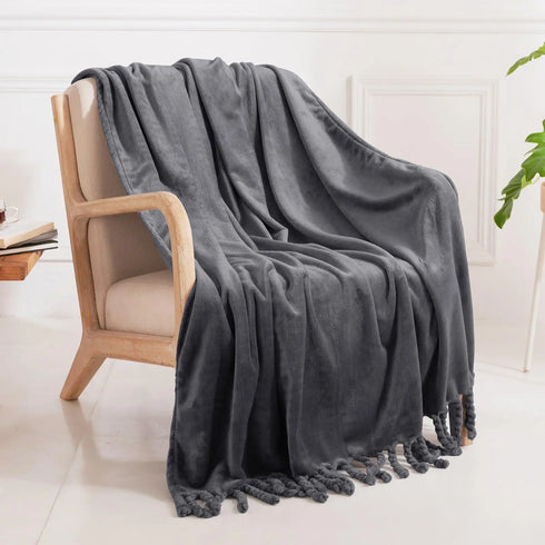 Elin weiche Flanell-Fleecedecke mit Fransen Grau 127×152 cm | Shiraki