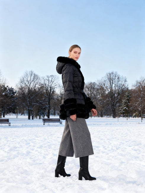 Schwarzer Plüsch | Wintermantel mit Kapuze & Gürtel