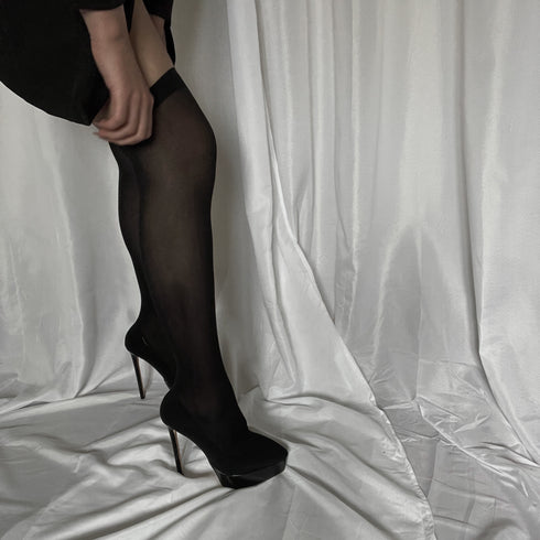 PLATEAU-STIEFEL MIT ELASTISCHEM ABSATZ UND OVERKNEE-STIEFEL MIT HOHEM STILETTO UND LANGEM SCHAFT