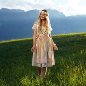Beige und Silbernes Midi Dirndl für Damen – Elegantes Trachtenkleid für Oktoberfest und Volksfeste