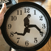 Silly Walk Wanduhr